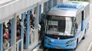 Bus Transjakarta menaikan penumpang di halte Tosari, Jakarta, Jumat (30/12). Koridor 1 (Blok M-Kota) dan Koridor 5 (Kampung Melayu-Ancol) akan menjadi fokus pelayanan pada malam tahun baru. (Liputan6.com/Yoppy Renato)