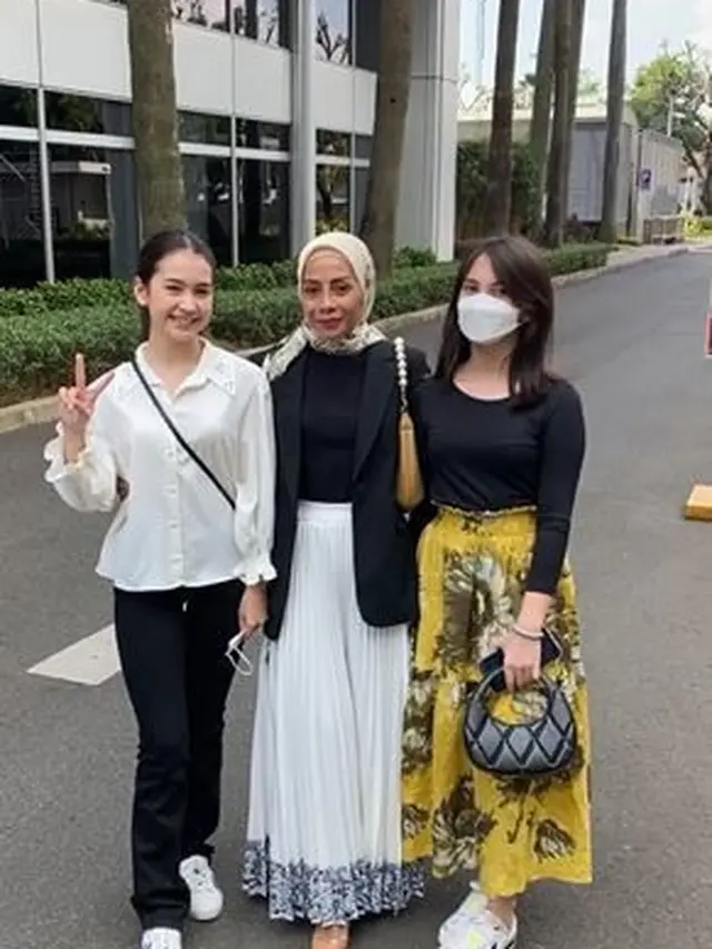 6 Potret Sandrinna Michelle dan Richelle Bareng Ibunda, Selalu Kompak