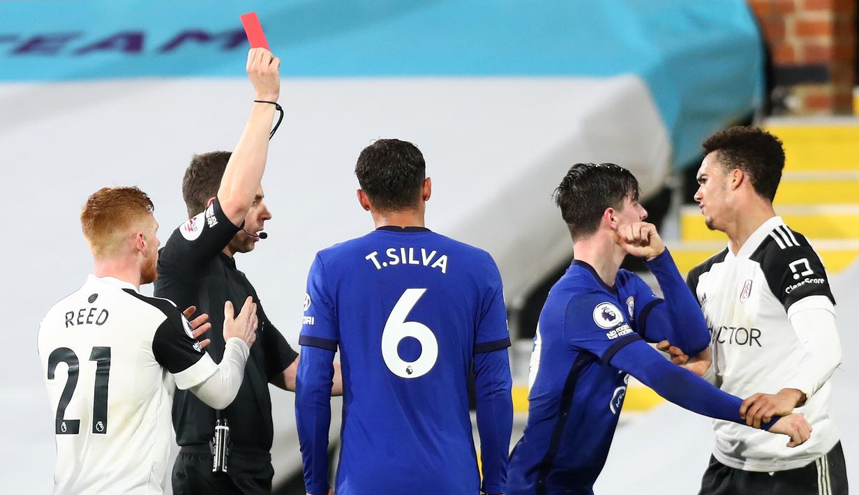 Wasit Peter Bankes memberikan kartu merah kepada bek Fulham, Antonee Robinson (kanan) dalam laga lanjutan Liga Inggris 2020/21 pekan ke-18 melawan Chelsea di Craven Cottage, Sabtu (16/1/2021). Fulham kalah 0-1 dari Chelsea. (AFP/Clive Rose/Pool)
