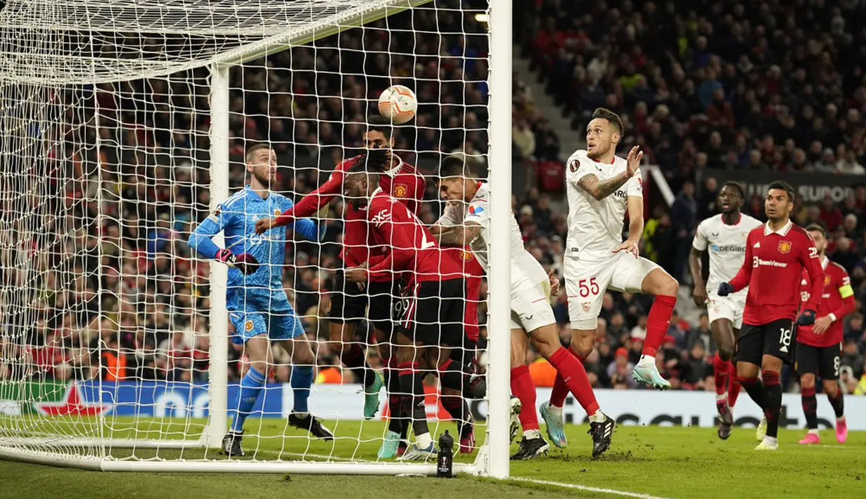 <p>Hasilnya, pada menit 15 Marcel Sabitzer berhasil menjebol gawang Sevilla. Umpan Bruno Fernandes dari sisi lapangan berhasil diselesaikan dengan baik Sabitzer. (AP Photo/Dave Thompson)</p>