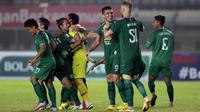 Para pemain PSS Sleman melakukan selebrasi usai mengalahkan Bali United 4-2 melalui babak adu penalti dalam laga perempatfinal Piala Menpora 2021 di Stadion Si Jalak Harupat, Bandung, Senin (12/4/2021). (Bola.com/Ikhwan Yanuar)