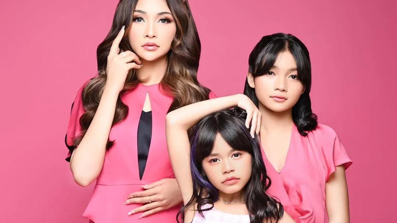 Potret Estetik bareng 2 Putrinya