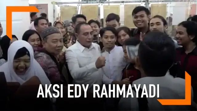 Gubernur Sumatera Utara, Edy Rahmayadi, membetulkan jari warga yang ingin berfoto dengannya.