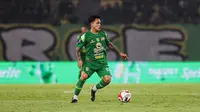 Aksi pemain Persebaya Surabaya,&nbsp;Gali Freitas saat timnya melawan PSIM Yogyakarta&nbsp;pada BRI Super League 2025/2026 di Stadion Gelora Bung Tomo, Surabaya,&nbsp;Jumat (8/8/2025). (Bola.com/Abdul Aziz)&nbsp;