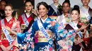 Miss Panama, Darelys Santos berpose mengenakan baju tradisional Kimono saat konferensi pers Miss International Beauty Pageant di Tokyo (27/10). Final Miss International Beauty Pageant ke-57 diadakan pada 14 November mendatang. (Toshifumi KITAMURA/AFP)