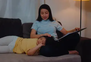 Menjadi orangtua adalah perjalanan yang penuh warna—ada tawa, tangis, dan kadang rasa lelah yang tak terhindarkan. (foto/dok: freepik/tirachardz)