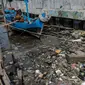 Tumpukan sampah mengambang di pinggir laut kawasan Kampung Nelayan, Penjaringan, Jakarta Utara, Minggu (20/9/2020). Setiap harinya, Jakarta memproduksi sekitar 7.000 ton sampah. Sekitar 1.900 hingga 2.000 ton merupakan sampah plastik. (Liputan6.com/Johan Tallo)