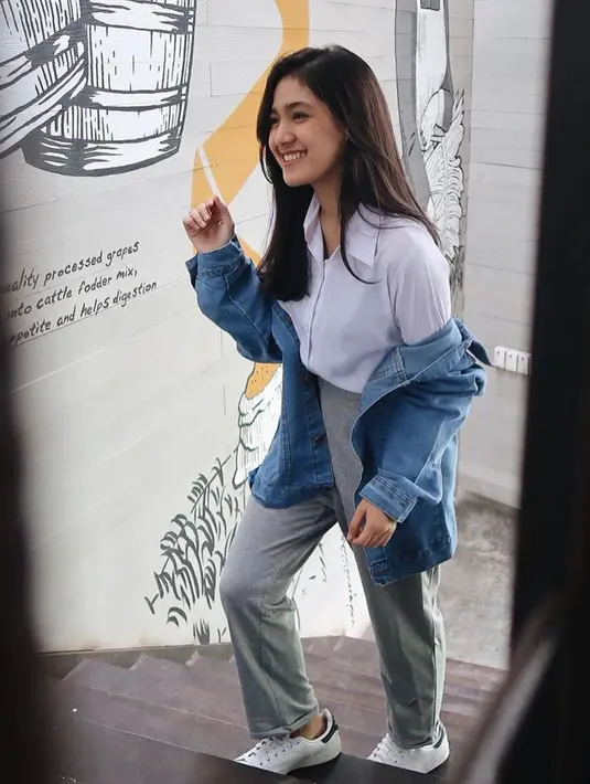 Ketika sedang hangout, wanita yang sempat dikabarkan dengan Rangga Azof ini memilih tampil simpel dan santai. Meski sederhana, penampilanya yang memadukan denim dan kemeja putih serta celana kain berwarna abu-abu itu tampak modis. (Liputan6.com/IG/cutsyifaa)