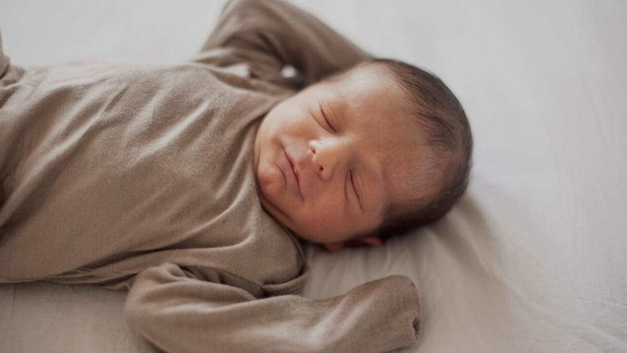 Berapa Lama Bayi Baru Lahir Tidur? Ini Pola Tidur, Tanda Lemas, dan Tips Mengatur Tidurnya