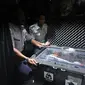 Petugas menunjukan kotak berisi bagian dari 'black box' yang merupakan FDR sesaat setelah kotak tersebut tiba di kantor KNKT, Jakarta, Senin (12/1/2015). (Liputan6.com/Miftahul Hayat) 