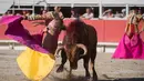 Aksi matador asal Spanyol, Ivan Fandino Aranda saat The Easter Feria di Arles, Perancis, Senin (18/4). The Easter Feria tahun ini berlangsung selama empat hari mulai dari 14 April hingga 17 April. (AFP PHOTO / BERTRAND LANGLOIS)