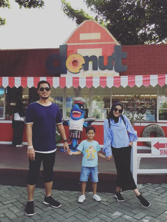 Cobaan berat harus dirasakan setelah keduanya menikah pada 11 April 2010 di Omah Pawon, Jakarta Selatan. Ferry sempat tak bekerja dan mengalami penipuan. Cobaan berat itu dirasakan saat sang istri sedang hamil tua. (Instagram/ferryardiansyah19)