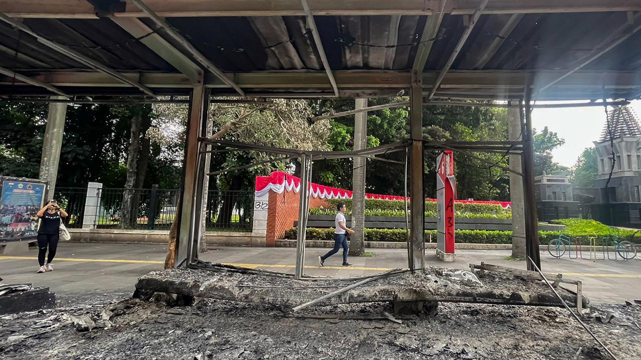 FOTO: Sisa Amuk Massa, Halte Hangus dan Pagar DPR Jebol