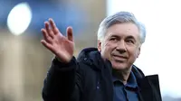 Pelatih Everton Carlo Ancelotti melambaikan tangan usai pertandingan melawan Wolverhampton Wanderers pada lanjutan Liga Inggris di Goodison Park di Liverpool, Inggris barat laut pada 19 Mei 2021. Ancelotti akan menakhodai El Real selama tiga tahun ke depan. (AFP/Pool/ Jan Kruger)