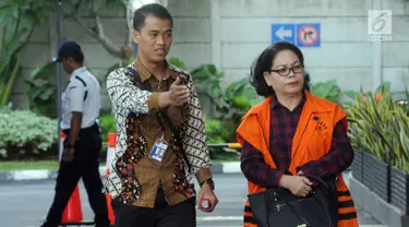 Mantan Anggota DPRD Sumut Arlene Manurung tiba di Gedung KPK, Jakarta, Jumat (4/1). Arlene menjalani pemeriksaan lanjutan terkait dugaan menerima suap. (Merdeka.com/Dwi Narwoko)