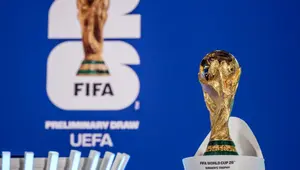 Trofi Piala Dunia FIFA dipajang menjelang pengundian kualifikasi Piala Dunia FIFA 2026 di markas besar FIFA di Zurich, pada 13 Desember 2024. (Fabrice COFFRINI/AFP)