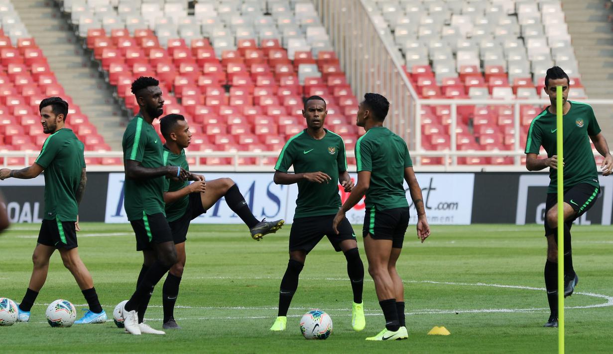 Pemain Timnas Indonesia saat latihan jelang laga kualifikasi Piala Dunia 2022 di SUGBK, Jakarta, Senin (9/9). Indonesia akan berhadapan dengan Thailand. (Bola.com/M Iqbal Ichsan)