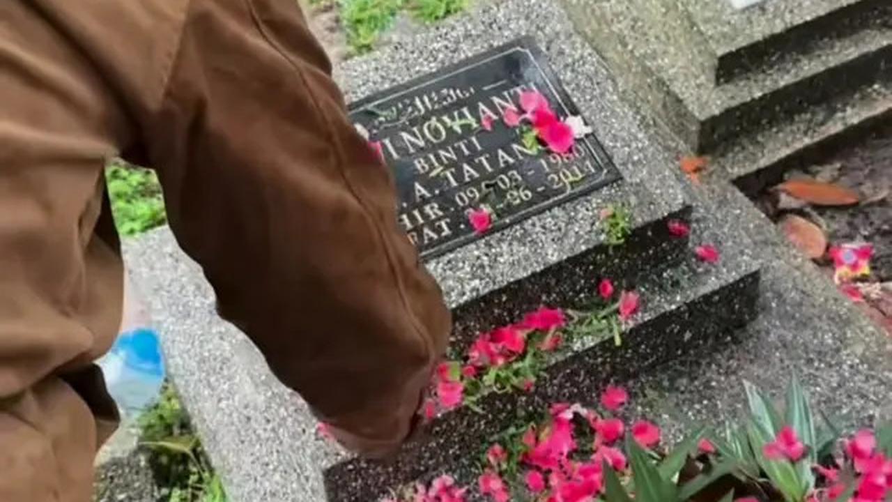 7 Potret Regina Phoenix Ajak Okin ke Makam Ibu, Jadi Orang Pertama Bukan dari Keluarga