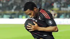 Gaya khas Robinho usai mencetak gol penentu kemenangan AC Milan atas Brescia dalam lanjutan Serie A di Stadio Mario Rigamonti, 23 April 2011. AFP PHOTO/ANDREAS SOLARO