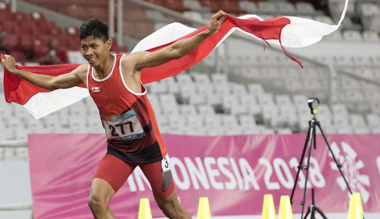 Purnomo Sapto Yogo pelari Indonesia meraih medali emas di nomor 100 meter putra klasifikasi T37 pada Asian Para Games 2018, di Stadion Utama Gelora Bung Karno Jakarta, Selasa (9/10/2018).  (Bola.com/Peksi Cahyo)