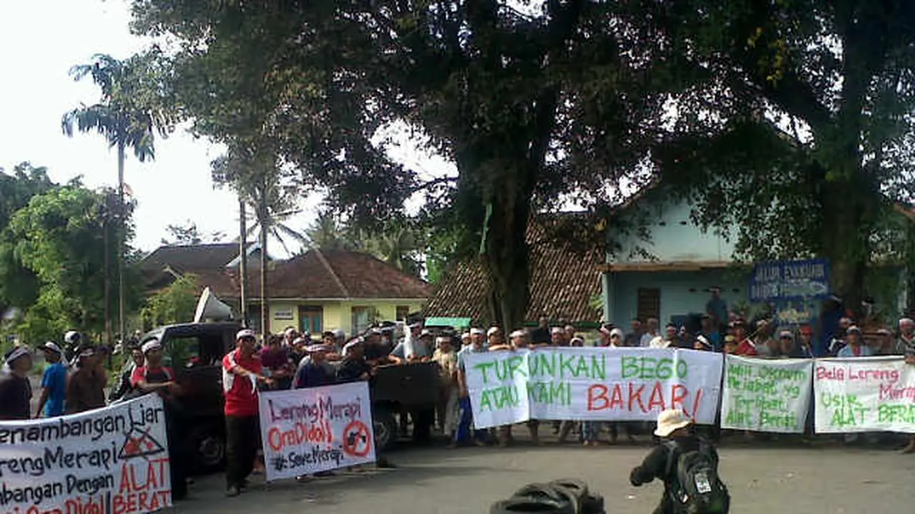 Warga Merapi blokir jalan untuk penambang pasir. 