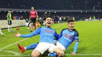 Dua pemain Napoli, Giovanni Di Lorenzo dan Eljif Elmas, merayakan gol dalam laga kontra Juventus di Diego Armando Maradona, Stadium, Sabtu (14/1/2023) dini hari WIB. Napoli menang telak atas Bianconeri dengan skor 5-1. (Alessandro Garofalo/LaPresse via AP)