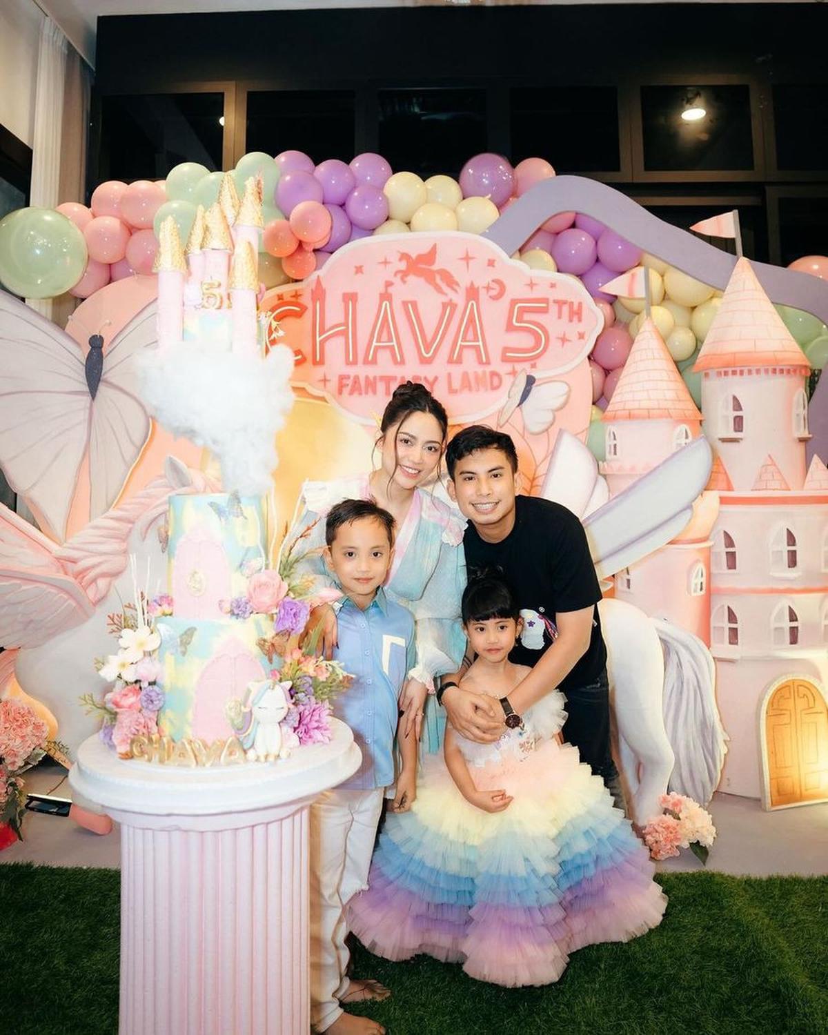 7 Potret Ulang Tahun Chava Putri Rachel Vennya, Dirayakan dengan Pesta Mewah Bertema Unicorn - Okin Hadir Namun Disebut Tak Baca Grup WA