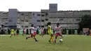 Pemain tim putri Persijap berebut bola dengan pemain BMIFA saat bermain di lapangan VIJ, Petojo, Jakarta, Sabtu (16/2). Acara ini rangkaian dari Festival 125 Tahun MH Thamrin. (Bola.com/Yoppy Renato)