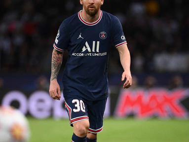 Lionel Messi bergabung dengan Paris Saint-Germain (PSG) pada bursa transfer musim panas lalu. Namun, La Pulga belum mampu bermain ke bentuk terbaiknya. Tercatat, Messi baru tampil 18 laga di semua kompetisi dan hanya menyumbang satu gol di Ligue 1 sejauh ini. (AFP/Franck Fife)
