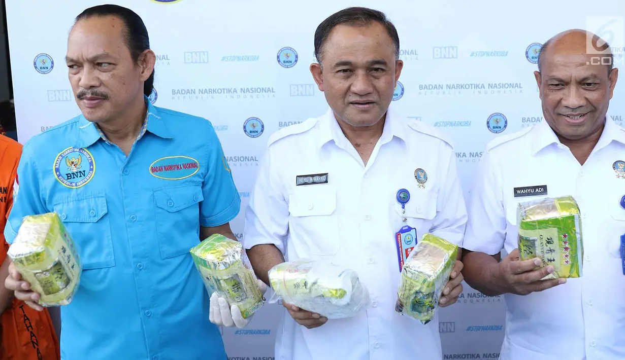Kepala Badan Narkotika Nasional (BNN), Irjen Pol Heru Winarko (tengah) menunjukkan barang bukti pengungkapan tiga kasus narkoba di Gedung BNN, Cawang, Jakarta, Kamis (29/3). (Liputan6.com/Immanuel Antonius)