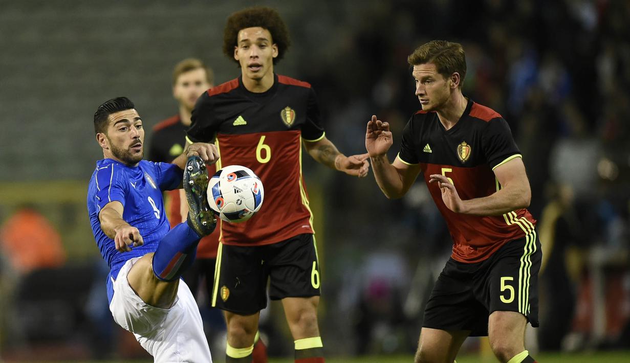Penyerang Italia, Graziano Pelle berusaha mengontrol bola saat laga melawan Belgia di Stadion King Baudouin, Belgia,Sabtu (13/11/2015). (AFP Photo/John Thys)