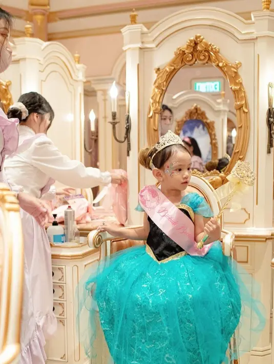 Selain perayaan Holloween, Claire juga berpenampilan bak princess Anna saat berlibur di Disneyland.[Instagram/shandyaulia]