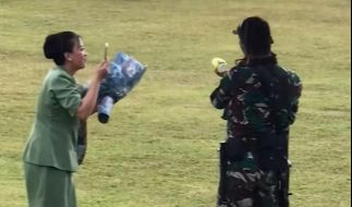 “Tidak apa-apa kau tak mengenalku kupastikan negara. Ini aman untukmu bermain,” <br>