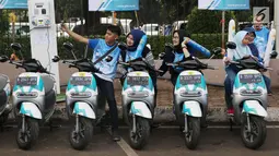 Warga berswafoto diatas motor listrik yang dipamerkan di Kawasan JCC di Jakarta, Minggu (3/12). (Liputan6.com/Angga Yuniar)