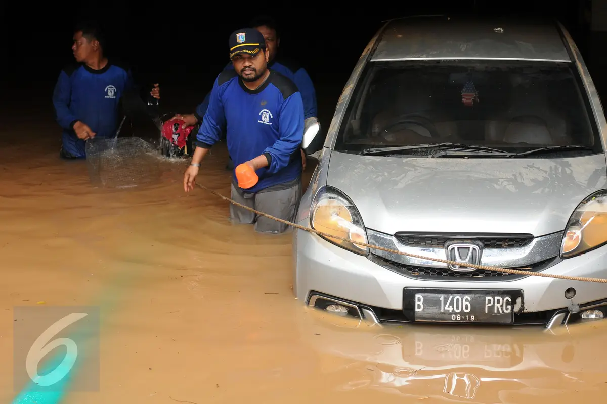 20160828-Pasca Banjir Kemang, Sejumlah Mobil Dievakuasi-Jakarta