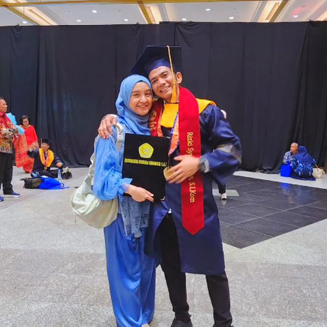 6 Potret Wisuda Rizki DA Didampingi Hersa Rahayu,
