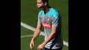Penyerang Portugal Cristiano Ronaldo melakukan aksi lucu saat latihan di stadion Moises Cicarelli, Campinas, Brasil (12/06/2014)  (AFP PHOTO/FRANCISCO LEONG)
