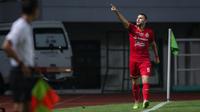 Penyerang Persija Jakarta, Marko Simic melakukan selebrasi usai mencetak gol pertama timnya ke gawang Persela Lamongan dalam laga pekan ke-4 BRI Liga 1 2021/2022 di Stadion Pakansari, Bogor, Jumat (24/09/2021). Persija menang 2-1. (Bola.com/Bagaskara Lazuardi)