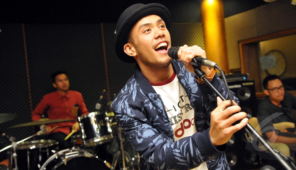 Juara tiga Music Video Contest yang diadakan oleh Vidio.com, Eros Tjokro saat latihan vokal di Studio AB, Jakarta, Selasa (27/1/2015). (Liputan6.com/Panji Dikasana)