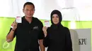 Calon Gubernur DKI Jakarta Agus Harimurti Yudhoyono (kiri) bersama istri, Annisa Pohan (kanan) menunjukkan surat suara saat melakukan pencoblosan Pilkada DKI Jakarta di TPS 06, Rawa Barat, Jakarta, Rabu (15/2). (Liputan6.com/Johan Tallo)