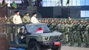 Presiden Prabowo Subianto didampingi Menteri Pertahanan Sjafrie Sjamsoeddin saat melaksanakan inspeksi pasukan dalam upacara HUT ke-80 TNI di kawasan Silang Monas, Jakarta, Minggu (5/10/2025). (merdeka.com/Arie Basuki)