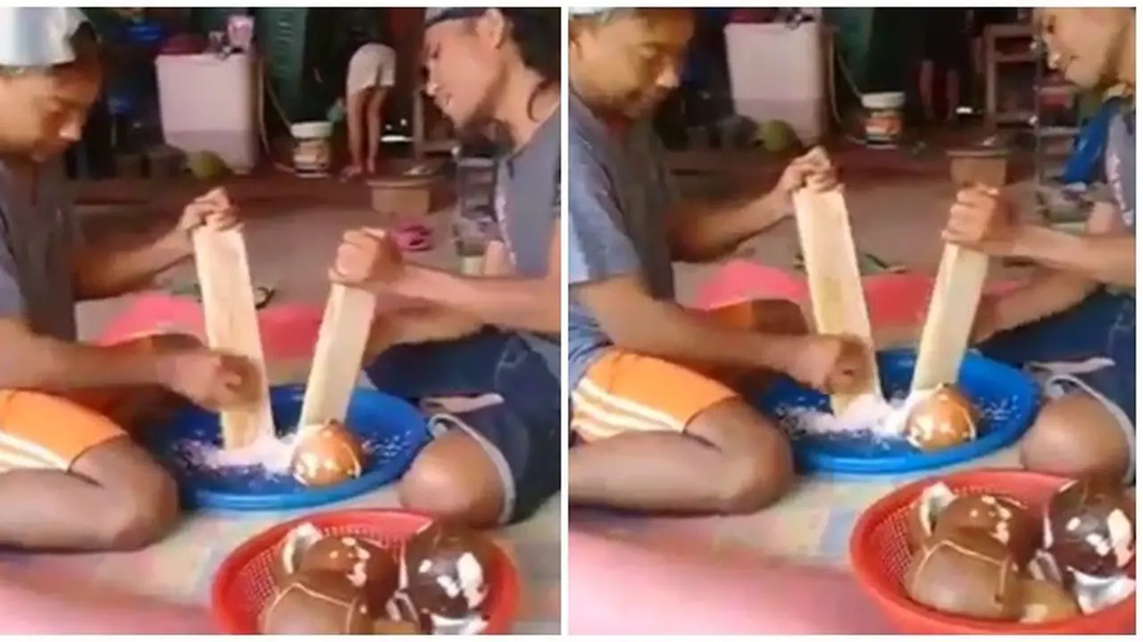 Bapak-bapak Ngerumpi Saat Memarut Kelapa Ini Bikin Senyum Tipis