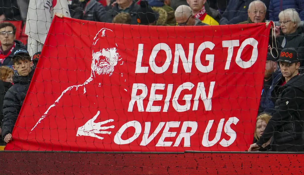 Sejumlah fans Liverpool membentangkan spanduk bertuliskan "semoga lama memimpin kita semua" saat laga putaran keempat Piala FA melawan Norwich City di Anfield, Liverpool, Inggris, Minggu (28/01/2024). (AP Photo/Jon Super)