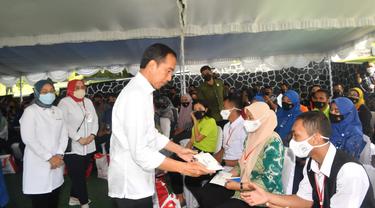 Presiden Joko Widodo (Jokowi) meninjau penyaluran Bantuan Subsidi Upah (BSU) Tahun 2022 oleh di Balai Pelatihan Vokasi dan Produktivitas (BPVP) Kota Ternate, Maluku Utara, Rabu (28/9/2022). (Dok Kemnaker)
