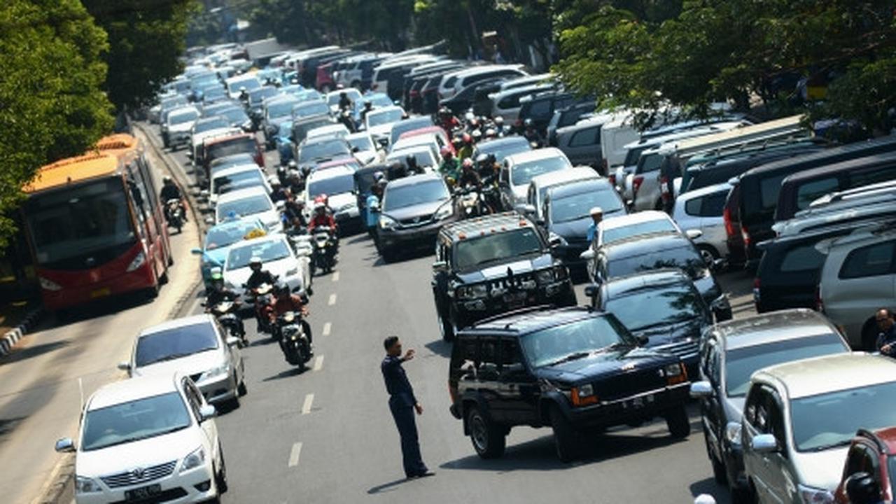 Kebijakan tarif flat parkir on street Dishub DKI ditentang Ahok