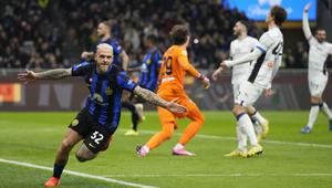 Pemain Inter Milan, Federico Dimarco, melakukan selebrasi setelah mencetak gol ke gawang Atalanta pada laga Liga Italia di Stadion Giuseppe Meazza, Kamis (29/02/2024). Inter menang empat gol tanpa balas. (AP Photo/Antonio Calanni)