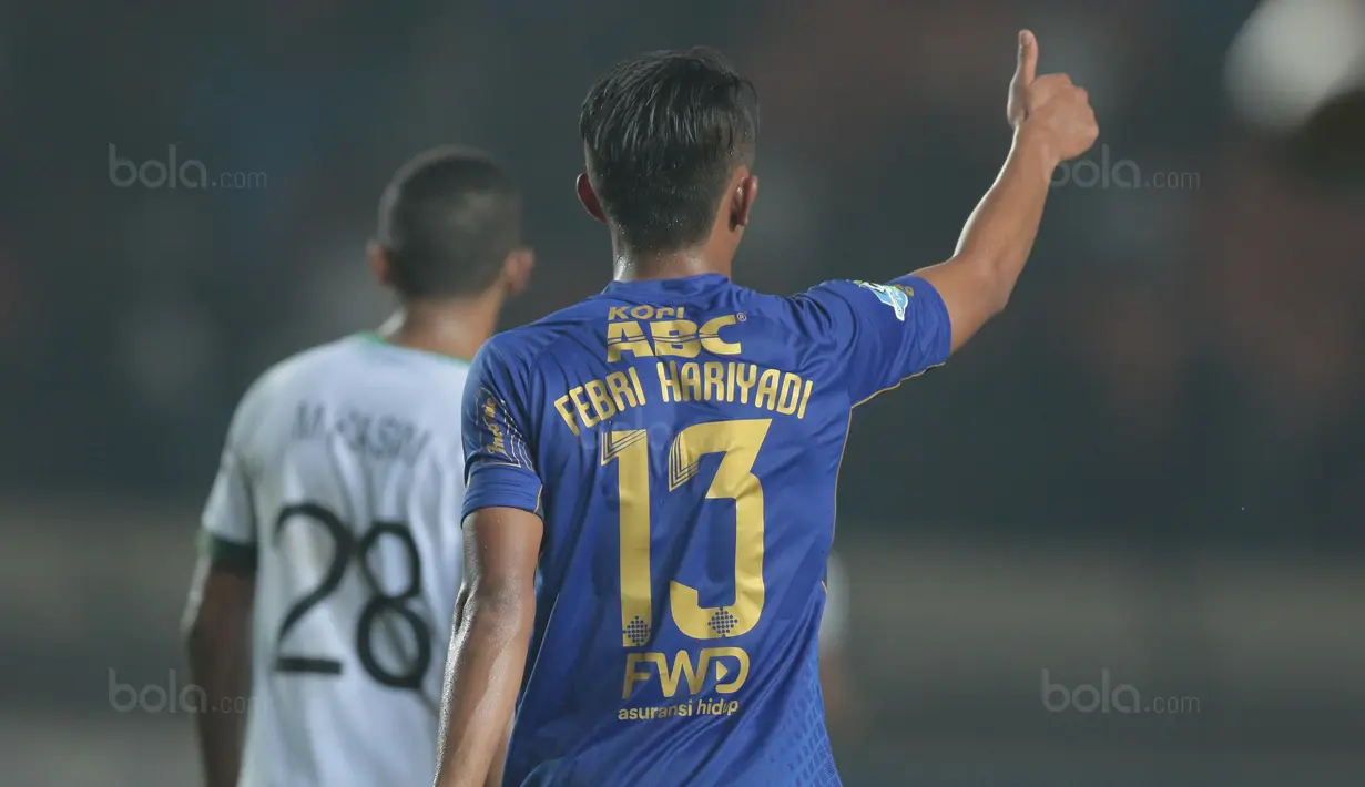 Febri Hariyadi memberikan tiga assist untuk tiga gol Persib Bandung yang dicetak Maitimo dan Essien ke gawang PS TNI pada lanjutan Liga 1 2017 di Stadion Si Jalak Harupat, Sabtu (05/8/2017).  Persib menang 3-1. (Bola.com/Nicklas Hanoatubun)