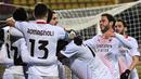Para pemain AC Milan merayakan gol kedua ke gawang Benevento yang dibuat striker Rafael Leao (kiri) dalam laga lanjutan Liga Italia 2020/21 pekan ke-15 di Ciro-Vigorito, Minggu (3/1/2021). AC Milan menang 2-0 atas Benevento. (AFP/Andreas Solaro)