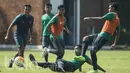 Bek Timnas Indonesia U-22, Ryuji Utomo, melakukan tekel saat latihan di Lapangan SPH Karawaci, Banten, Kamis (20/4/2017). (Bola.com/Vitalis Yogi Trisna)