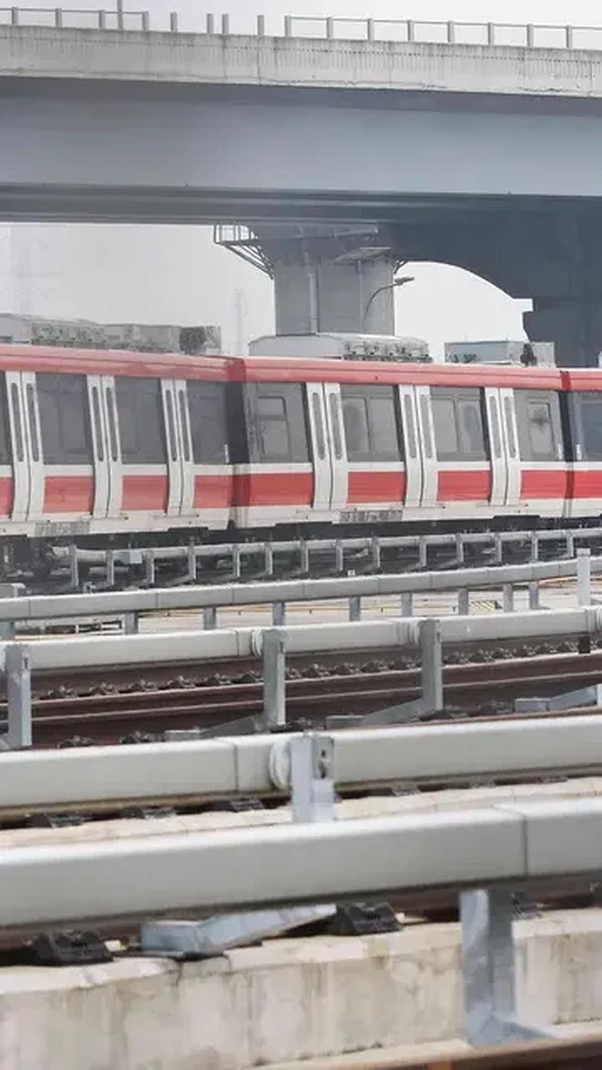 merdeka.com berkesempatan menjajal ular besi ini. Ada 12 stasiun yang dilintasi sejak Stasiun Harjamukti hingga Dukuh Atas. Waktu tempuhnya lebih kurang 50 menit. Tak sampai satu jam.